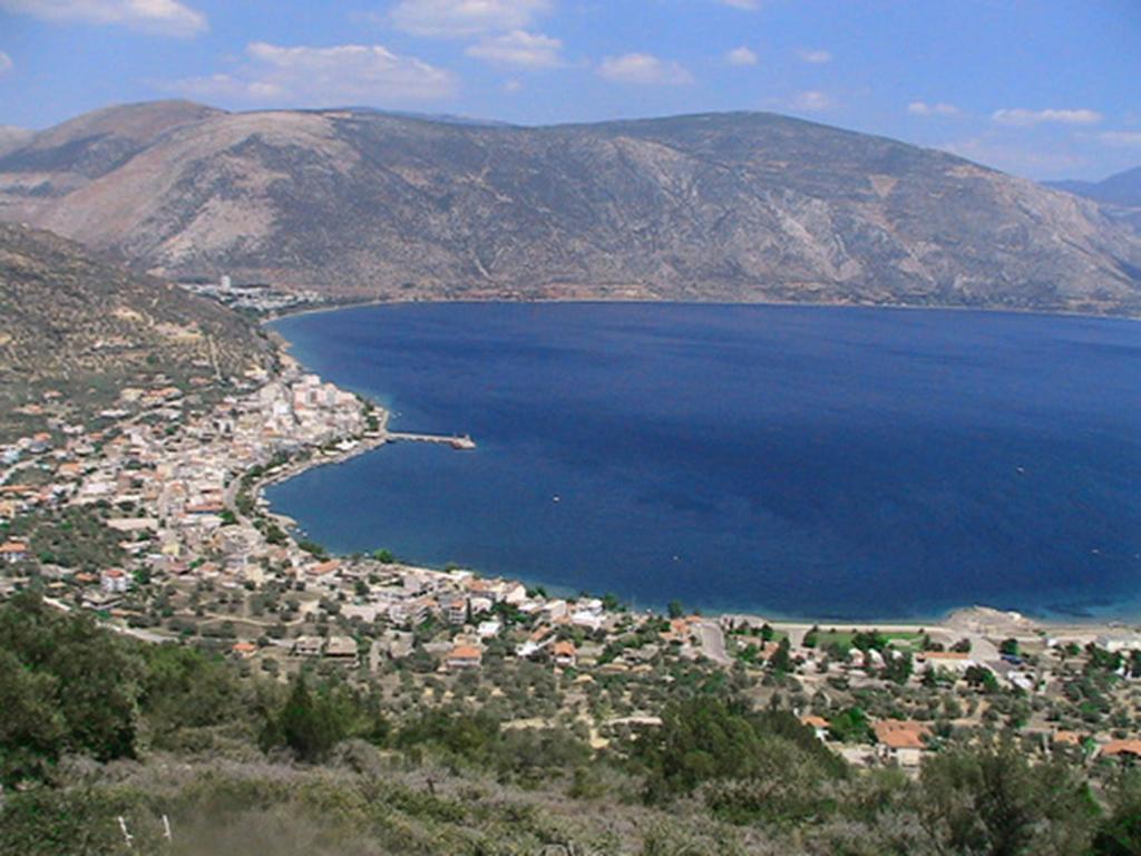 Iridanos Hotel Антикира Екстериор снимка