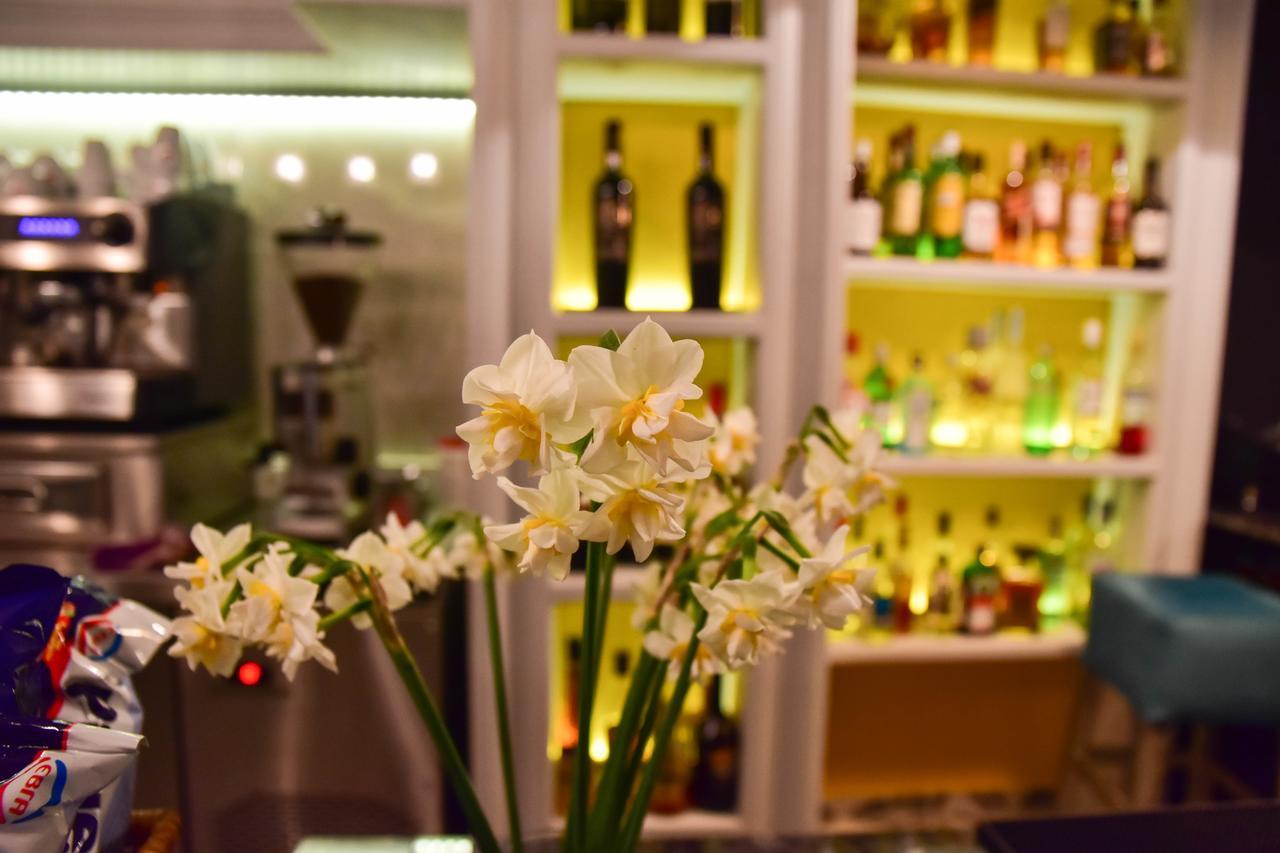 Iridanos Hotel Антикира Екстериор снимка